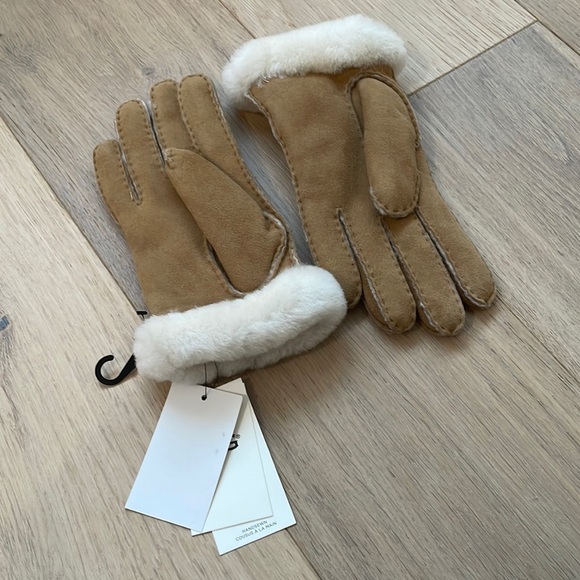 UGG Accessories - BRAND NEW UGG Sheepskin gloves with fur foil